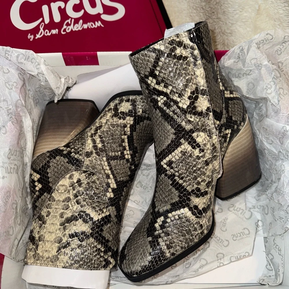 Circus by Sam Edelman Women’s Square Toe Zip-Up Booties